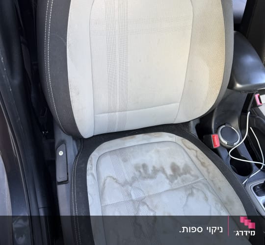 מושב רכב עם כתמים ולכלוך